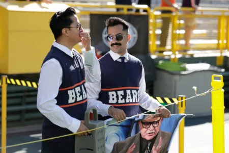 Bears-Packers game features tributes to Mike Ditka on the field and in the stands